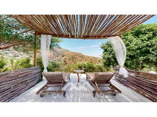 Local Comercial  N/a. Se vende joya andaluza en arenas con tres apartamentos y un exte
