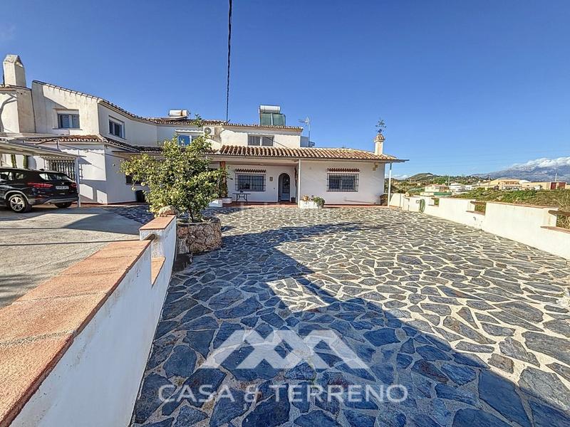 Foto 89b7ce3b-5628-462c-b083-f1031cc4561c. Chalet se vende finca única con vistas al mar y a la montaña en almayate en Almayate Bajo