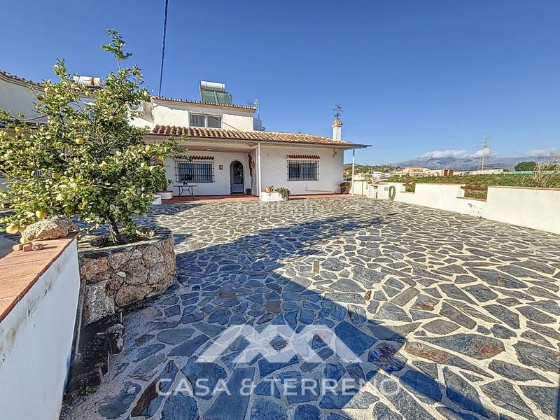 Foto b1d16be1-3cce-465d-b822-0159448e4792. Chalet se vende finca única con vistas al mar y a la montaña en almayate en Almayate Bajo