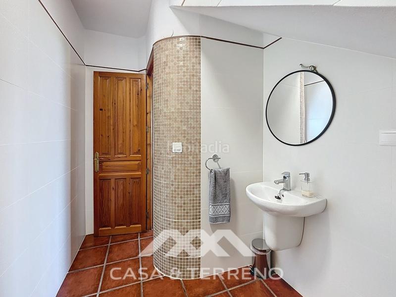 Foto c2a11e85-b279-447f-b35a-f145d686a683. Chalet se vende finca única con vistas al mar y a la montaña en almayate en Almayate Bajo