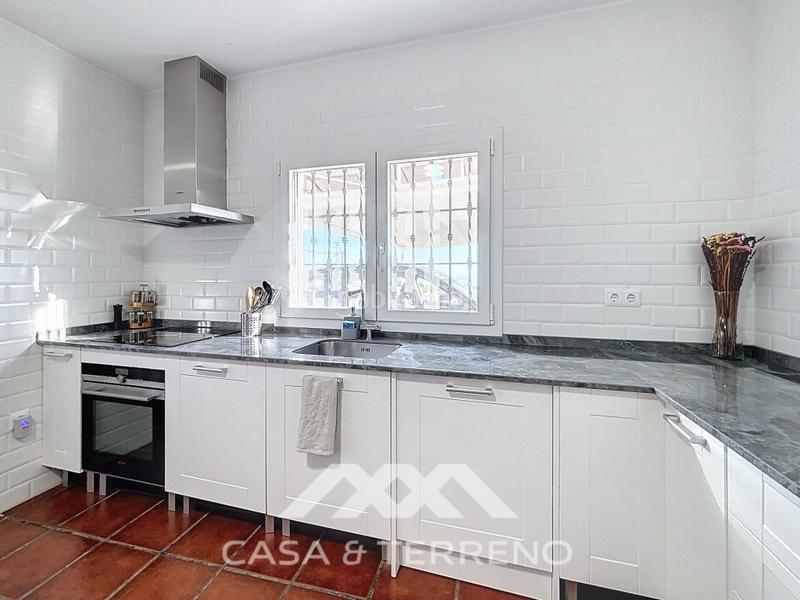 Foto eead3967-8b67-46c4-9640-2a11903af437. Chalet se vende finca única con vistas al mar y a la montaña en almayate en Almayate Bajo