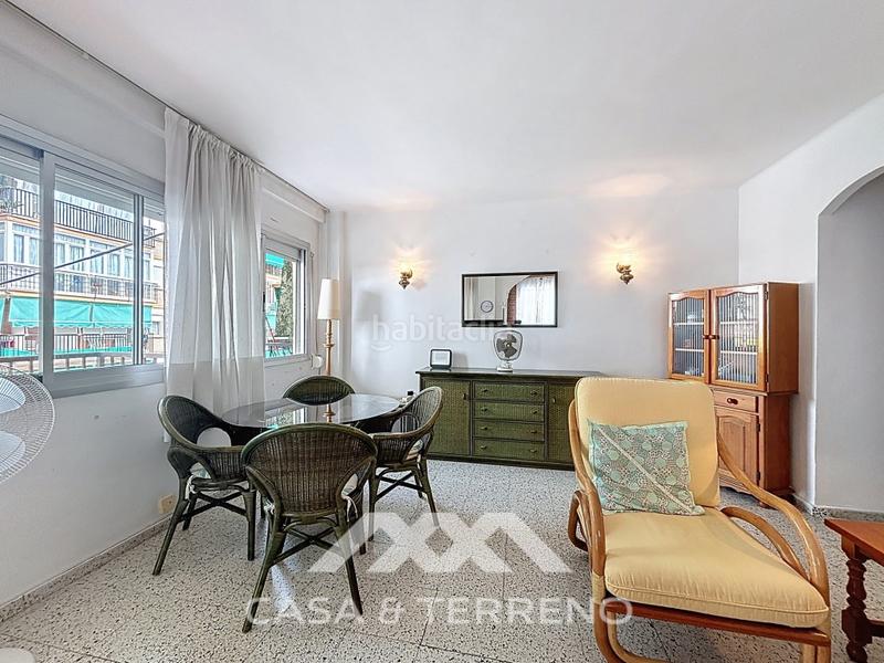 Foto ff831ae2-8afc-43cd-b3fb-f9620f4f6962. Apartamento piso luminoso con amplio balcón y excelente ubicación en Torre del Mar