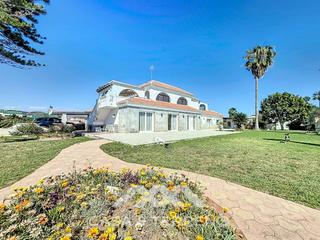 Casa  N/a. Villa con gran jardn, casa de invitados y parcela adicional en