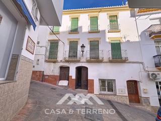 Reihenhaus  N/a. Se vende venta casa de pueblo con patio en cómpeta  468 m cerca