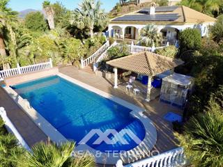 Maison  N/a. Encantadora villa española en vélezmálaga con piscina, jardín y