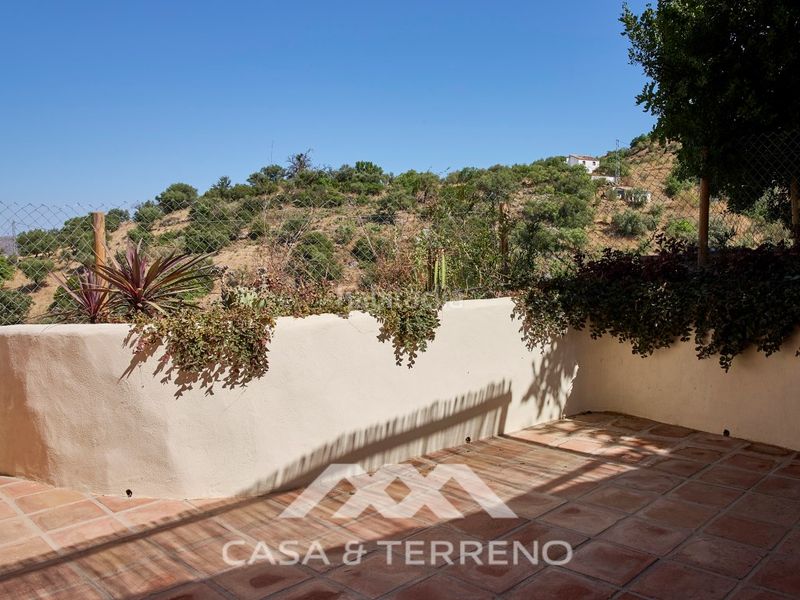 Foto b7a45651-519f-4869-b53c-5bfbefca3ff0. Casa amb piscina a Comares