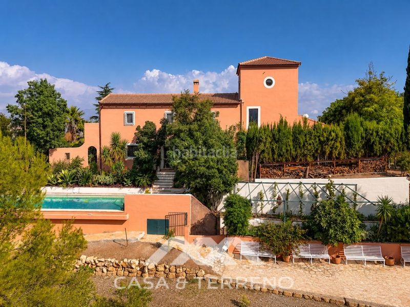Foto f4a612af-57e1-4bbd-a0dd-f5079c31b680. Casa amb piscina a Comares