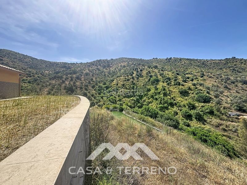 Foto d12c2a82-ce0e-4803-9363-2ed1daee068d. Casa amb aparcament a Totalán