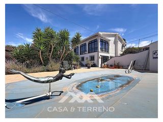 House  Calle poniente (riv.trayamar). Magnífica oportunidad en caleta de vélez  a pocos pasos de la pl