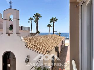 Dúplex  Calle levante (alg-costa). Apartamento con vistas al mar y a pie de playa en mezquitilla