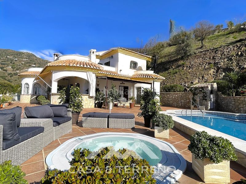 Foto c6321c6e-2110-4a1d-aa6d-3a097ec63237. Casa amb piscina a Arenas