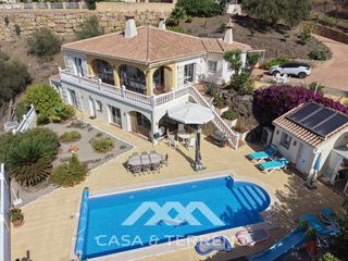 Maison  Parcela 163, poligono 12. Villa de cuatro dormitorios con piscina, vistas al mar e indepen