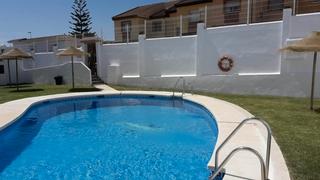 Casa aparellada a Calle del maestro vert 33. Gran casa pareada en churriana con 4 dormitorios, piscina y gara