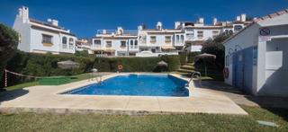 Casa a Parque de la Paloma. Casa adosada  de 3 dormitorios y 3 baños a reformar con piscina