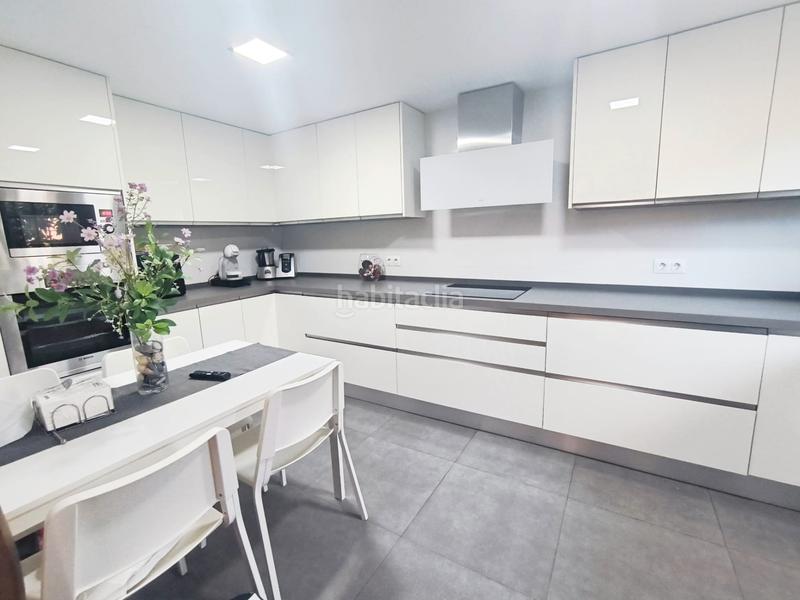 Foto 1c22486c-348d-4bc7-8533-bc9f9708a494. Casa adossada amb xemeneia aparcament a Montemar Torremolinos