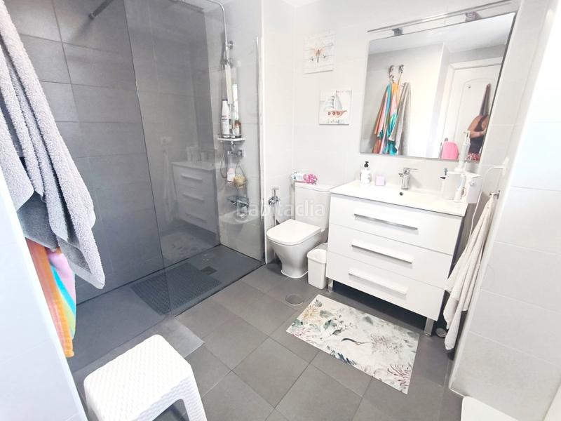 Foto b0baa6c3-7c6f-4429-832a-a3fc725b62b7. Casa adossada amb xemeneia aparcament a Montemar Torremolinos