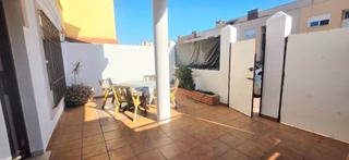 Casa adosada en Calle del maestro vert 33. Gran casa adosada en esquina de 4 dormitorios y 3 baños, gran pa