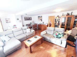 Casa adossada  Calle cerro largo. Gran casa adosada de 3 plantas con 4 dormitorios, garaje y gran