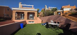Chalet in Calle camelia 69. Villa de 4 dormitorios cerca de la playa de torrequebrada con ja