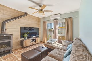 Casa adossada  Calle río guadarranque. Estupenda casa adosada en doña ermita, en esquina reformada con