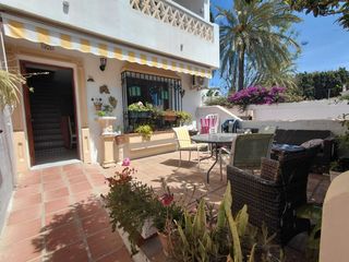 Maison jumelée  Calle capitulaciones 11. Casa adosada en esquina en montemar alto con garaje y trastero