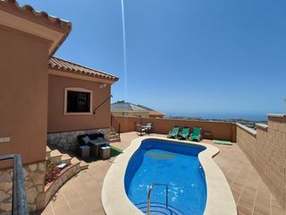 Maison  Avenida del bierzo 40. Gran villa independiente con vistas en una sola planta con pisci