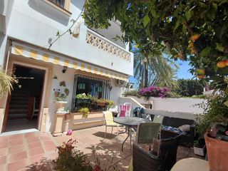 Reihenhaus  Calle capitulaciones. Casa en esquina en montemar alto, 3 dormitorios, garaje y traste