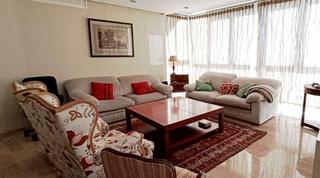 Pis  Avenida constitucion de la. Elegante y amplia vivienda con 2 garajes y trastero en pleno cen