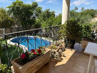 Chalet in Centro de la Ciudad Quesada. Impresionante villa con jardín y piscina
