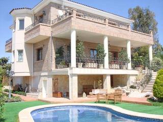 Chalet  Calle de los almendros. Impresionante villa con jardín y piscina