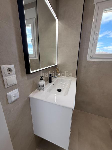 Foto 0a67606f-b3d4-44eb-88a8-5d359af57c42. Casa pareada estupendo chalet pareado en pueblo acantilado, el campello alicante en Campello (el)