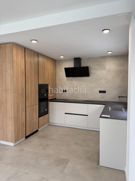 Foto 517336ac-2430-49b2-b5c9-1c06cfa73e64. Casa pareada estupendo chalet pareado en pueblo acantilado, el campello alicante en Campello (el)