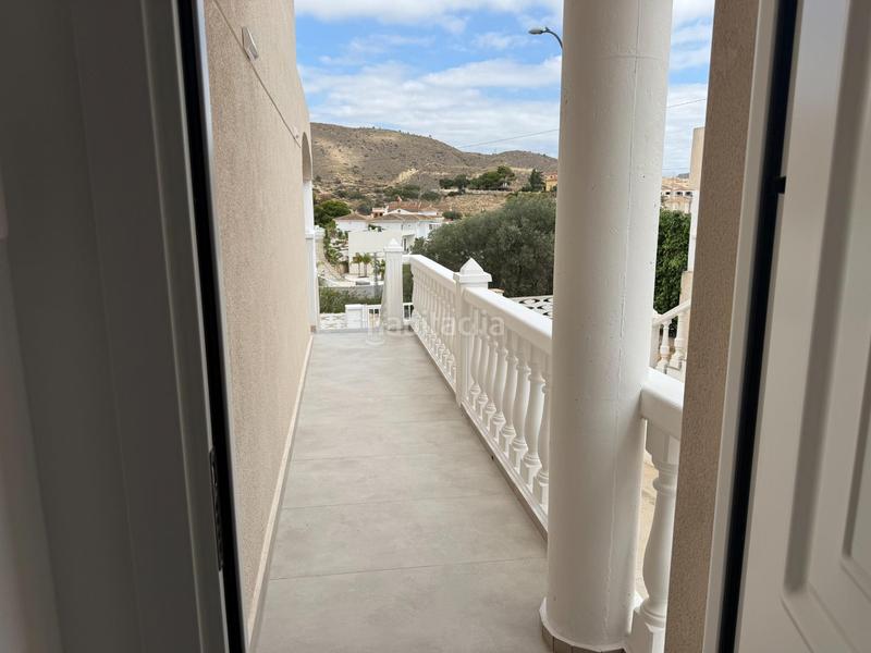 Foto 80c03ed3-dbec-4d42-a541-f95272f13f65. Casa pareada estupendo chalet pareado en pueblo acantilado, el campello alicante en Campello (el)