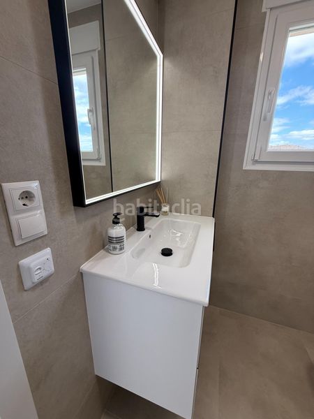 Foto bef151bf-89a9-43f5-91e9-124c1b20f91e. Casa pareada estupendo chalet pareado en pueblo acantilado, el campello alicante en Campello (el)