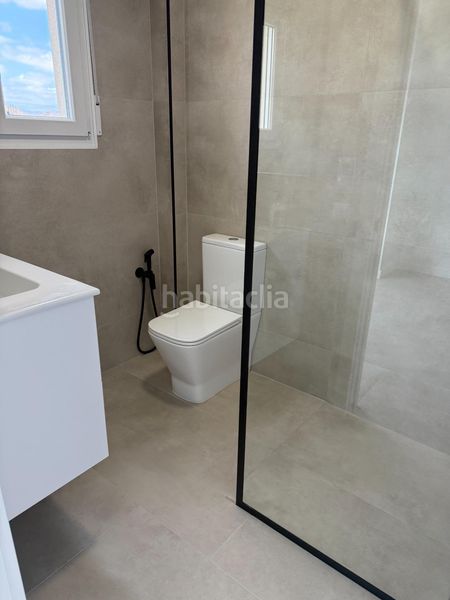 Foto c86afbe0-692e-4c21-818c-631def65fe76. Casa pareada estupendo chalet pareado en pueblo acantilado, el campello alicante en Campello (el)