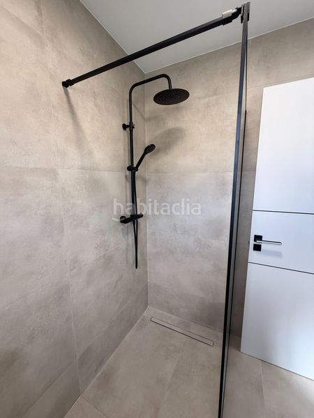 Foto d86a9390-f634-4aa4-a1a4-4747f8657c9e. Casa pareada estupendo chalet pareado en pueblo acantilado, el campello alicante en Campello (el)