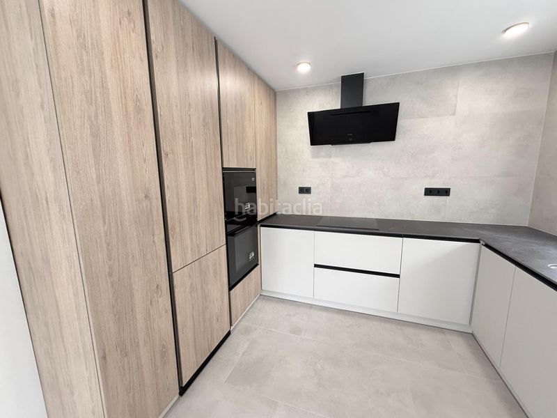 Foto e3db932e-1480-4ba5-8465-585dce3b988e. Casa pareada estupendo chalet pareado en pueblo acantilado, el campello alicante en Campello (el)