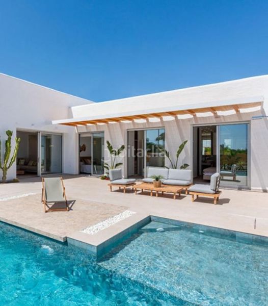 Foto 60504391-e79c-4ec9-8d04-cd03a7b82229. Xalet amb piscina a Benijófar