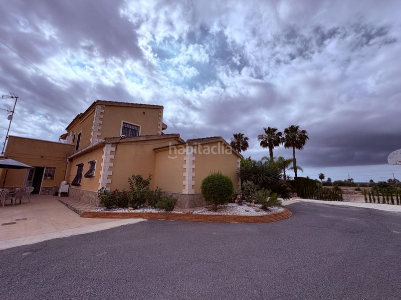 Foto f40d9f25-4acb-47c1-bde1-778f0d361eb3. Casa amb aparcament piscina a Centro Elche / Elx