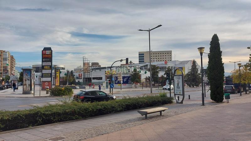 Foto f72cecc4-fafc-41f0-a883-808eaca3d683. Location local commercial dans calle arabial 45 dans Granada