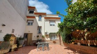 Casa in Calle cazador 8. Gran adosado con 3 habitaciones y varias estancias de usos múlti