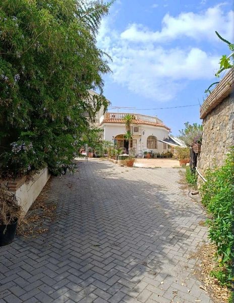 Foto cf3df6cc-8cab-4a0c-8c94-cc32adecb353. Casa amb piscina a Motril ciudad Motril