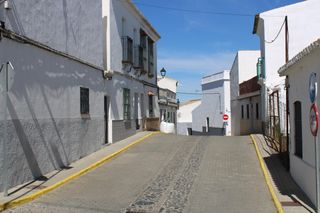 House in Altozano. Magnífica casa de pueblo reformada con garaje y acceso a dos cal