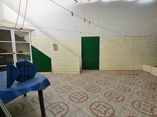 Terreny residencial en Los Dolores. Venta de vivienda en planta baja con nave industrial en el centr