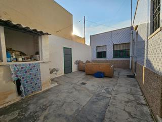 Terreno residencial en Los Dolores. Venta de casa en planta baja con parcela para reformar a su gust