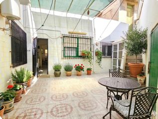 Terreny residencial a Los Dolores. Venta de casa planta baja con patio en los dolores