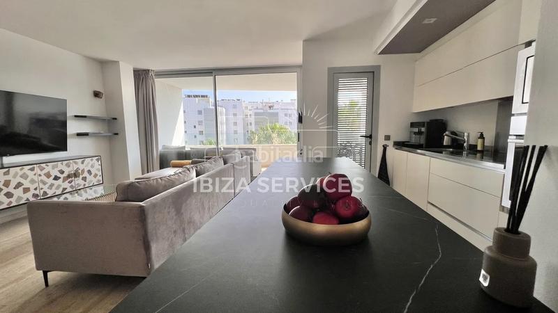 Foto 02bd3aa4-8784-41c4-8bac-184272f0a141. Alquiler piso apartamento moderno con amplia terraza, piscina comunitaria y gimnasio para alquilar en Ibiza