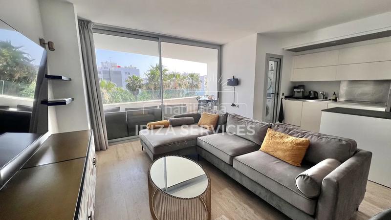 Foto 1f674a80-0990-46f7-8e43-2ff79f571c63. Alquiler piso apartamento moderno con amplia terraza, piscina comunitaria y gimnasio para alquilar en Ibiza