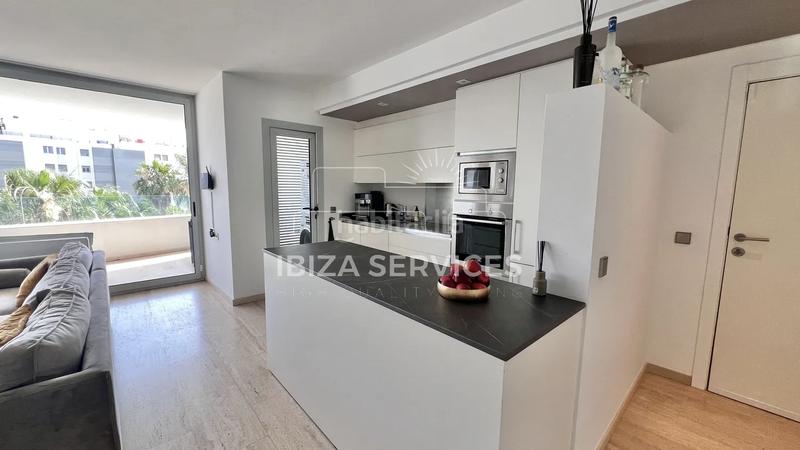 Foto 38ba07da-bde0-4b6a-ad8a-b9573dc40b92. Alquiler piso apartamento moderno con amplia terraza, piscina comunitaria y gimnasio para alquilar en Ibiza