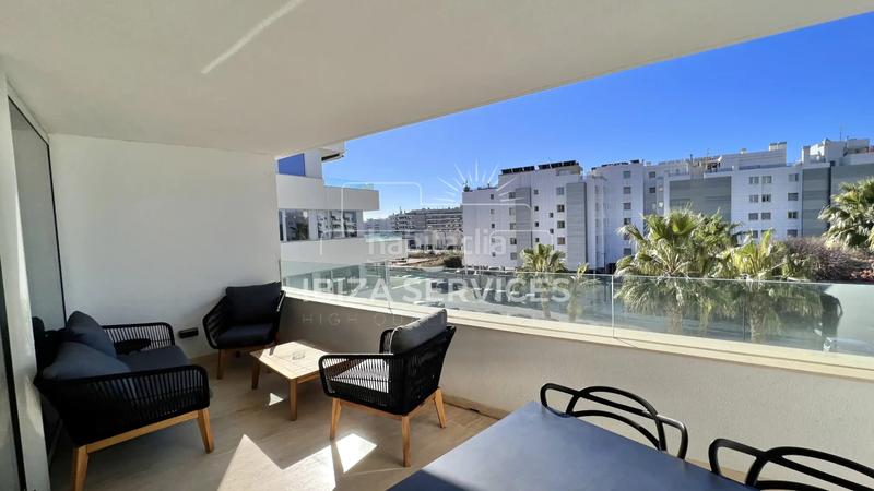 Foto 4d5e10df-c8d1-4a37-8035-944fa5dfcd63. Alquiler piso apartamento moderno con amplia terraza, piscina comunitaria y gimnasio para alquilar en Ibiza